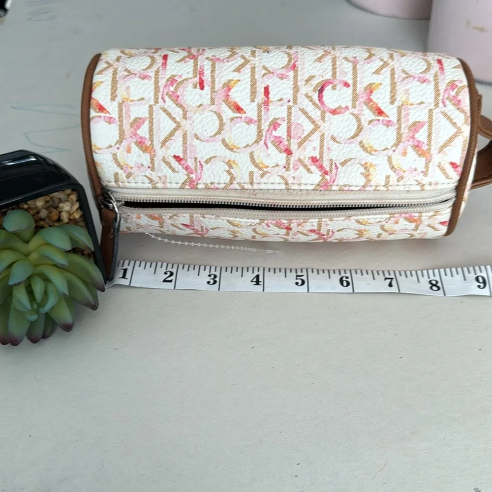 ⚜️ Calvin Klein Cylinder Cometic Bag ⚜️